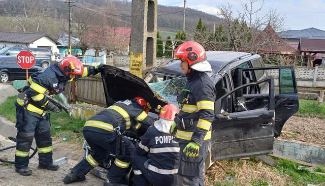 Accident grav în Iași: Patru victime după ce o mașină a lovit un cap de pod