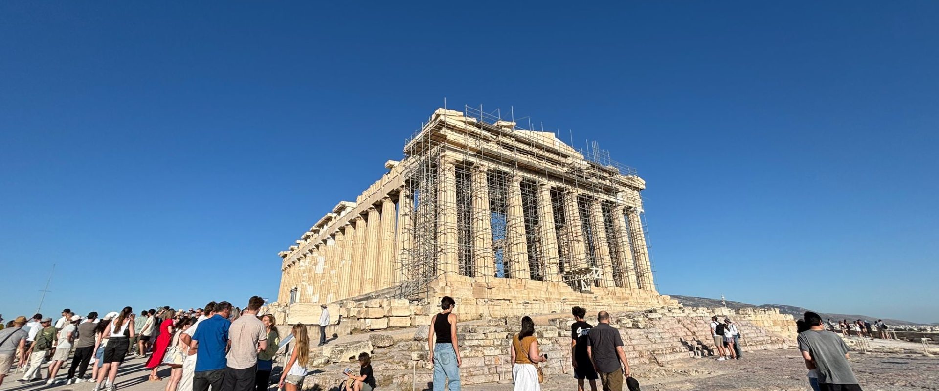 Grecia, reguli noi pentru femei: Amenzi usturătoare în sezonul estival