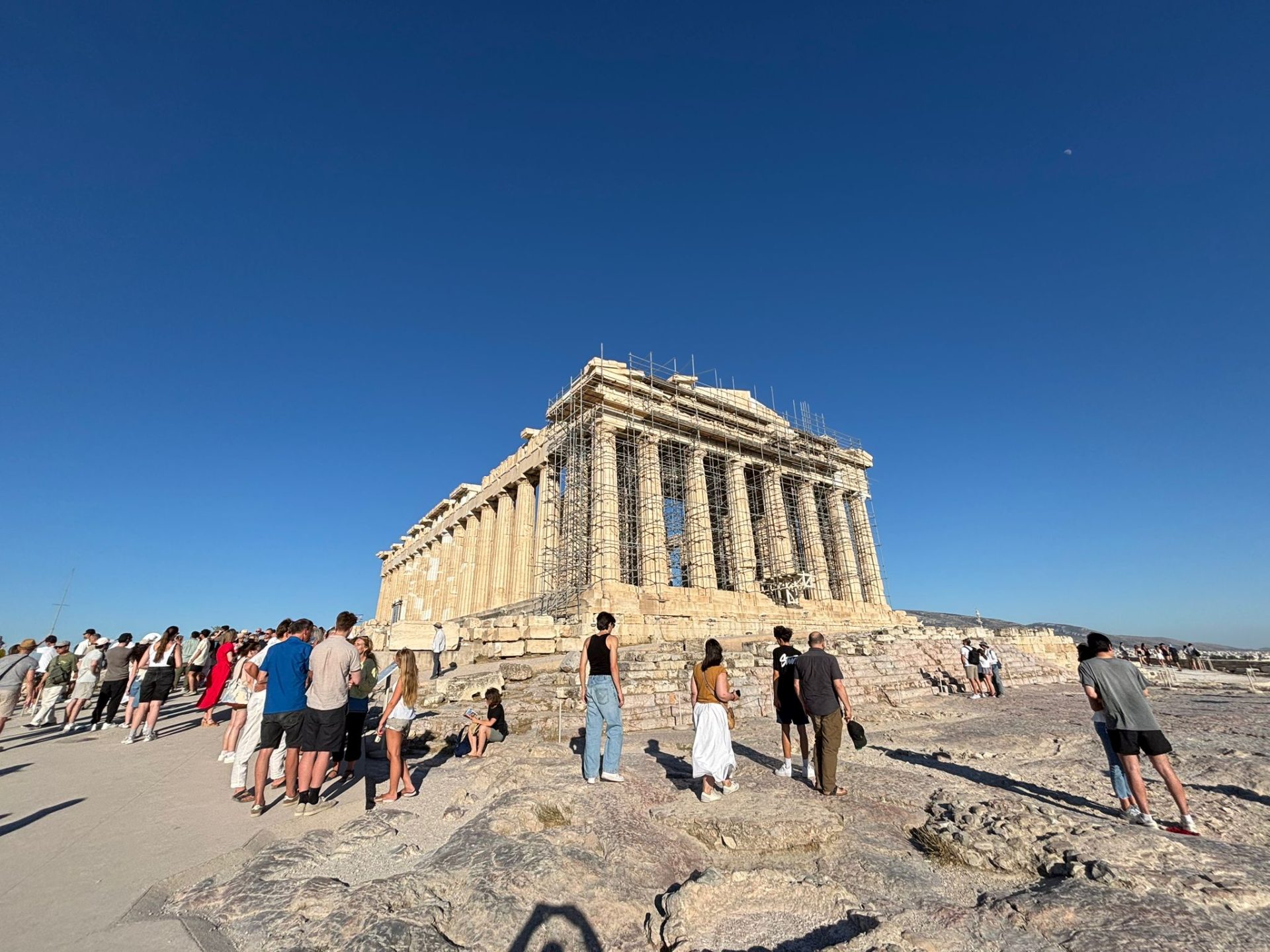 Grecia, reguli noi pentru femei: Amenzi usturătoare în sezonul estival