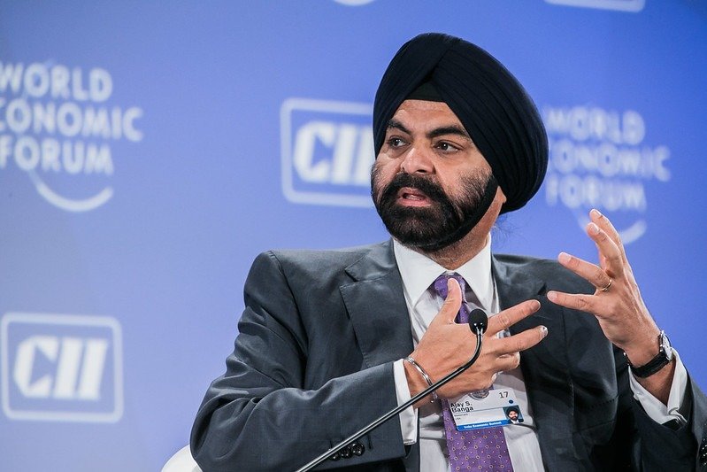 Președintele Băncii Mondiale, AJAY BANGA, avertizează asupra impactului războiului din Orientul Mijlociu asupra economiei globale, anticipând o încetinire a creșterii și o inflație mai mare Războiul în desfășurare în Orientul Mijlociu va genera un impact negativ asupra economiei globale, indiferent de durata conflictului