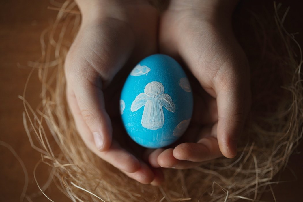 Ajutoare de Paște: Autoritățile împart pachete cu sprijinul Bisericii