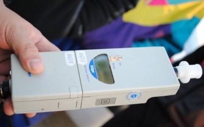 O tânără din județul SIBIU, reținută pentru conducere sub influența alcoolului după un accident rutier O femeie în vârstă de 29 de ani a fost reținută de polițiști vineri, după ce a provocat un accident de circulație în SIBIU