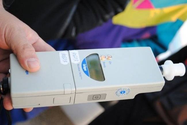 O tânără din județul SIBIU, reținută pentru conducere sub influența alcoolului după un accident rutier O femeie în vârstă de 29 de ani a fost reținută de polițiști vineri, după ce a provocat un accident de circulație în SIBIU