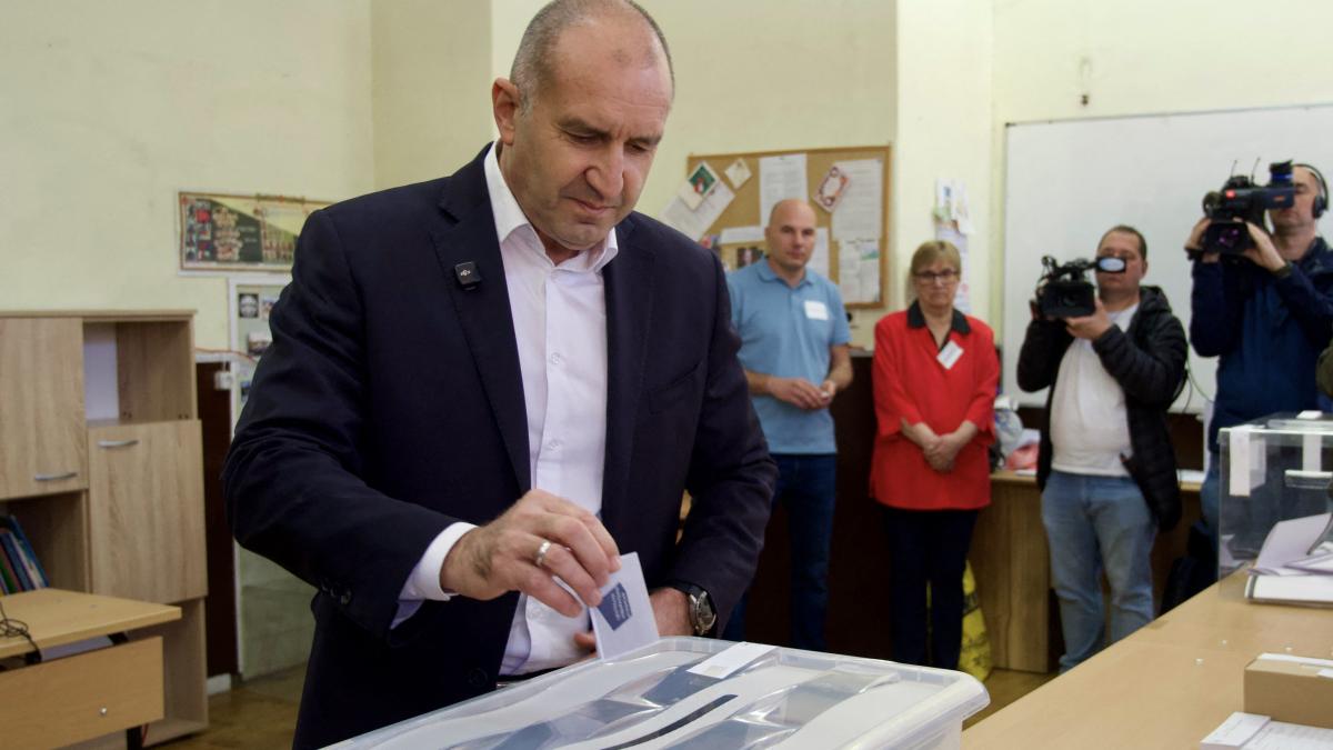 Radev cere mobilizare în Bulgaria: Votul cumpărat, umbra alegerilor anticipate