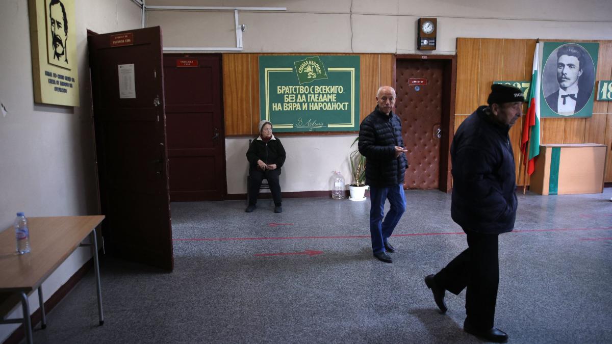 Haos la vot în Bulgaria: Radev, comparat cu Viktor Orban, șefi de secții absenți