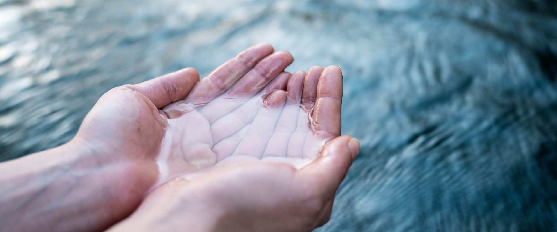 Adolescenta din România alergică la apă: Un caz medical rar