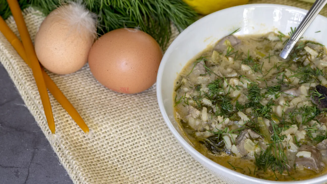 Ciudățenii culinare de Paște: De la ouă negre la cozonac cu șobolan