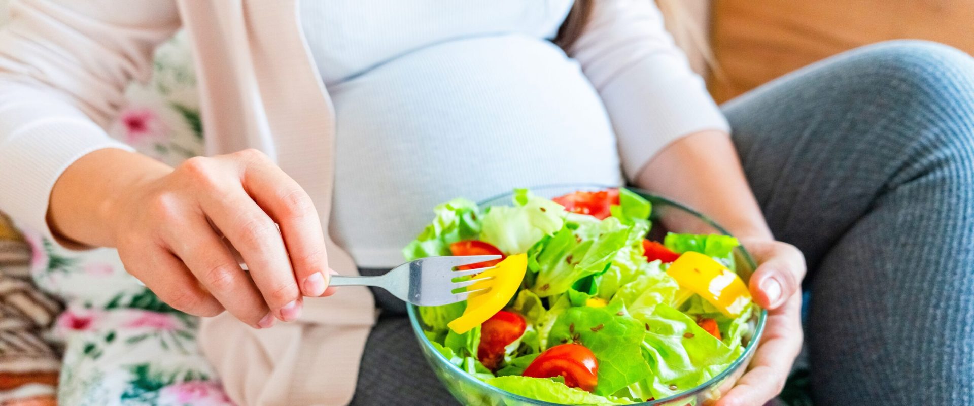 Ce mănâncă gravidă? Ghid esențial pentru viitorii părinți în România