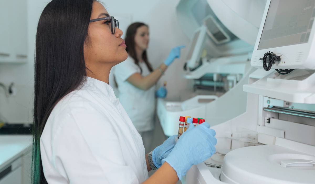 Vârstnicii născuți înainte de 1975, chemați la analize cruciale: Pericol major