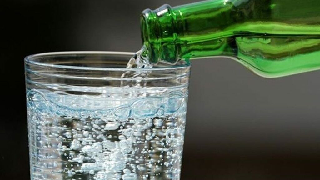 Apa minerală, suspectă de cancer de colon: Adevărul îngrijorător