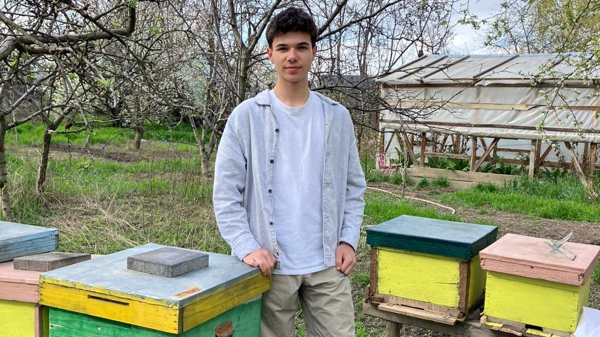 Codrin, elevul din Iași care a făcut avere din albine: Premiu internațional!