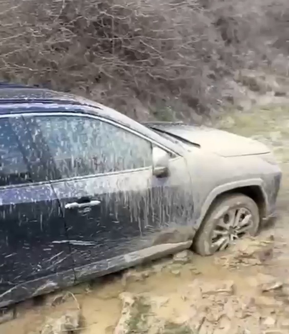 Jandarmii i-au salvat pe un drum de coșmar, ghidați greșit de GPS