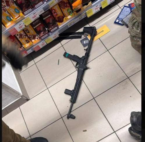 Armată cu mitralieră prin Kiev: Un bărbat a terorizat un cartier, arestat