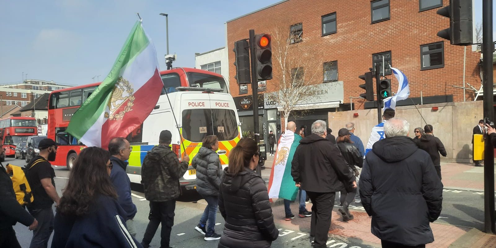 Trei noi arestări la Londra, în cazul atacului antisemit asupra ambulanțelor