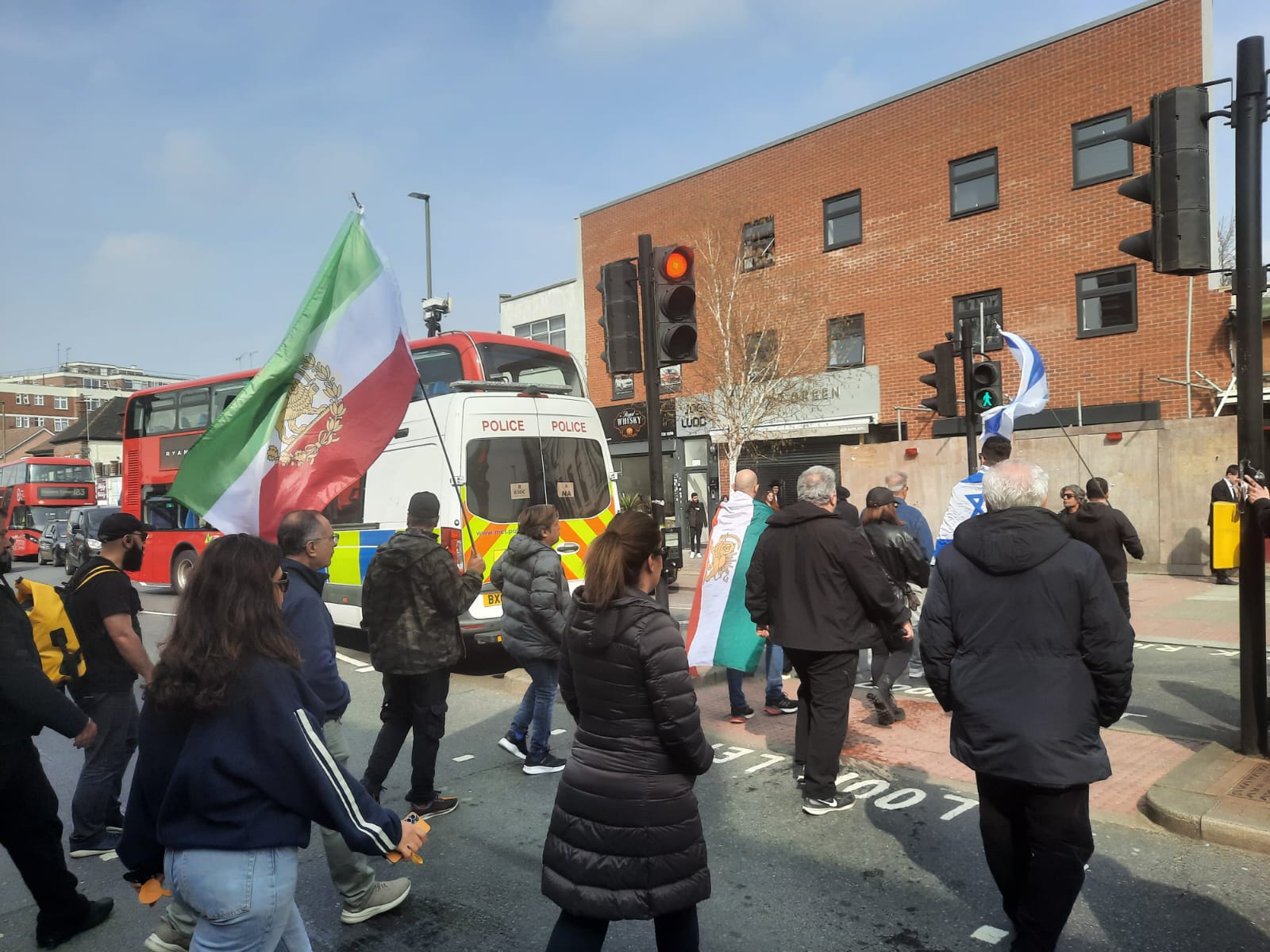 Trei tineri arestați în legătură cu incendierea ambulanțelor evreiești din Londra Trei tineri au fost arestați miercuri în urma atacului care a vizat o organizație medicală evreiască din Londra