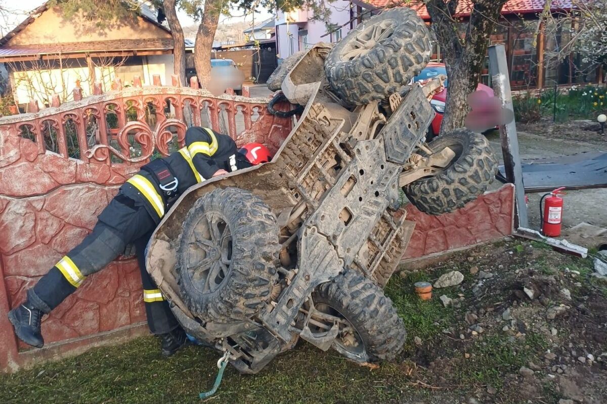 ATV răsturnat de Paște: Accident spectaculos pe un gard