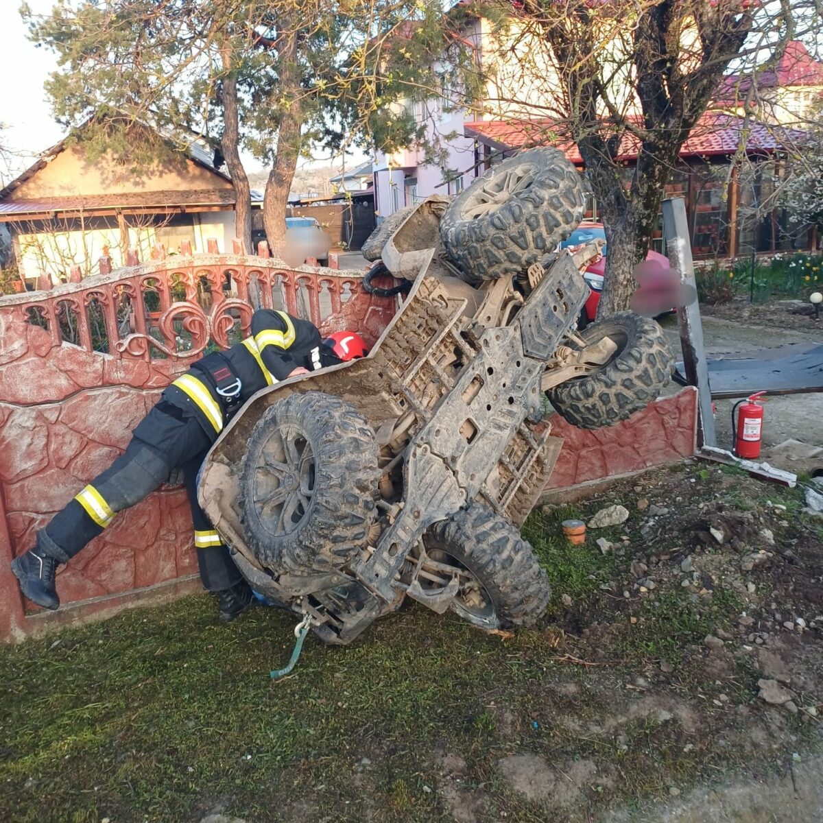 ATV răsturnat de Paște: Accident spectaculos pe un gard