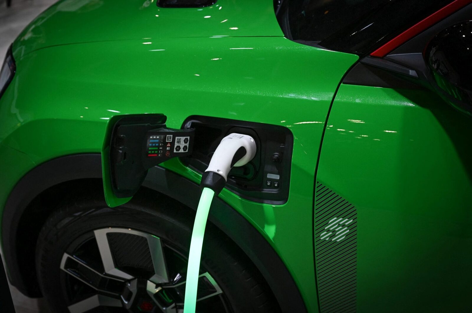 Europa: Războiul din Iran propulsează electricele, cererea explodează