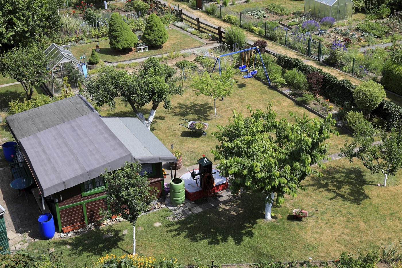 Chiar și pentru o anexă, cum ar fi un garaj sau o magazie, legea dictează obținerea unei autorizații de construire