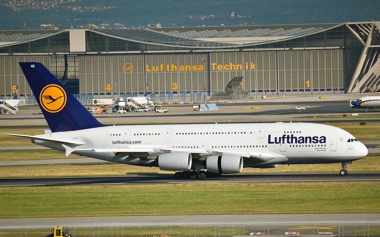 Lufthansa Anticipează Posibilă Criză de Kerosen în Afara Europei Compania aeriană germană Lufthansa semnalează posibile probleme de aprovizionare cu kerosen în afara Europei, pe fondul tensiunilor geopolitice din Orientul Mijlociu
