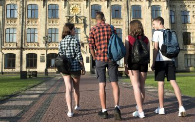 Mii de studenți din România, loviți de scandalul burselor UK: Cât trebuie să dea înapoi