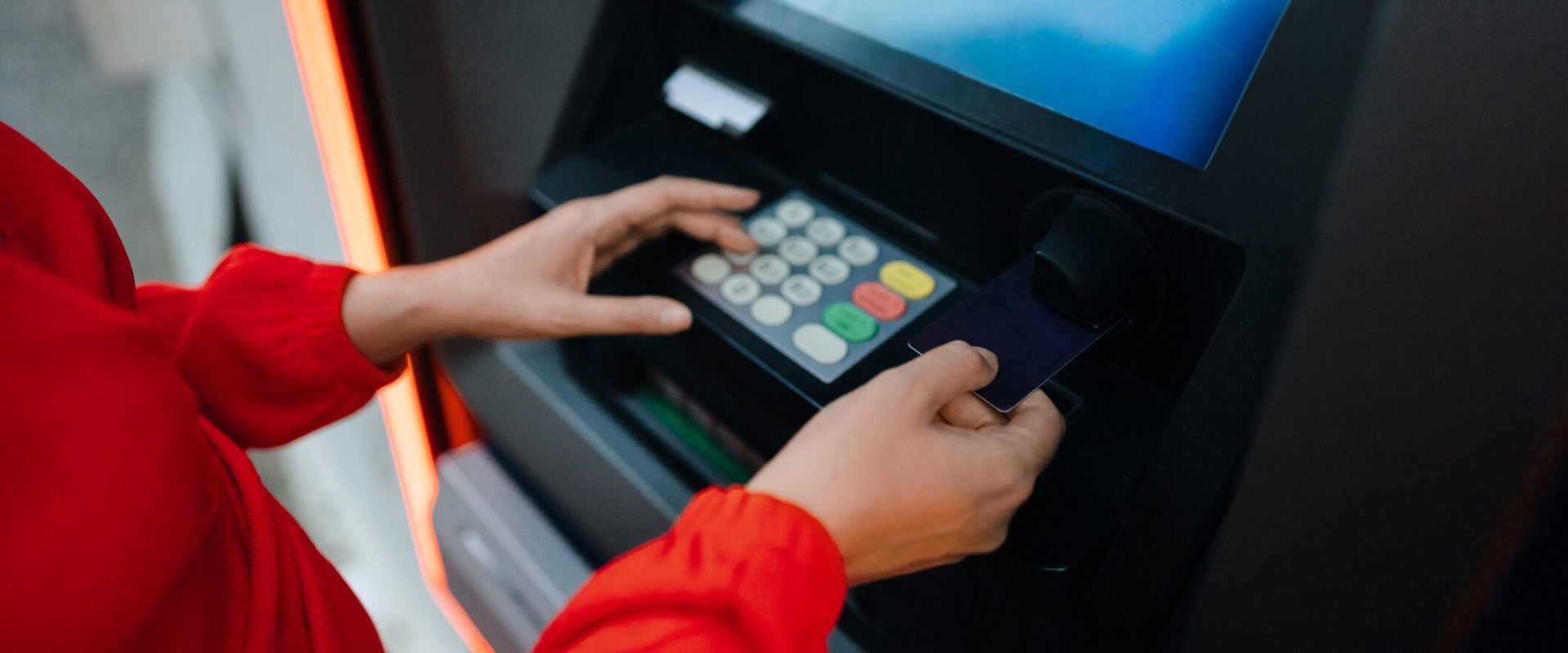 Băncile în blocaj: CLienții nu-și mai pot scoate banii din conturi în România