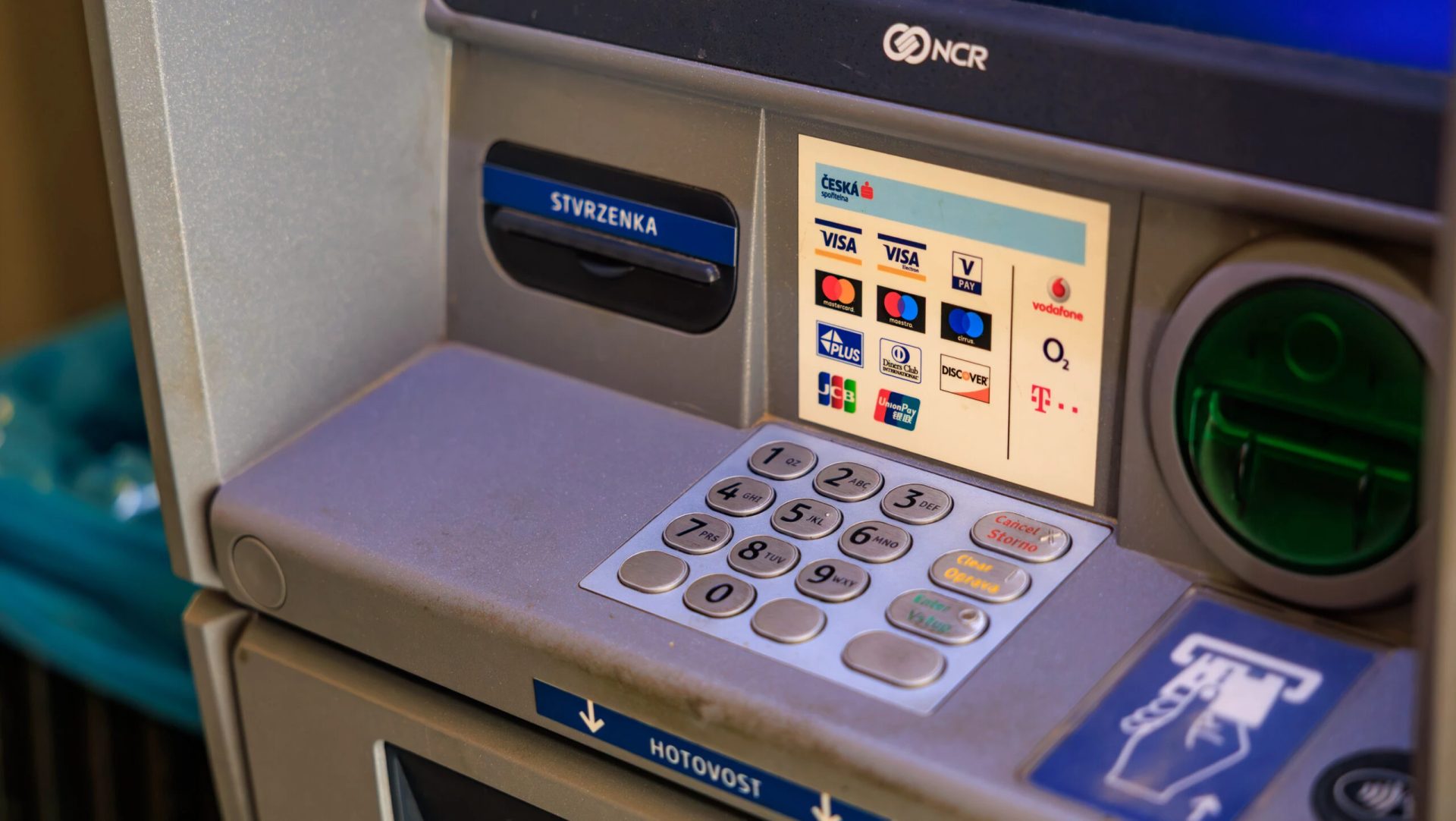 Bancomatele, pe cale de dispariție în Europa: Accesul la cash se restrânge