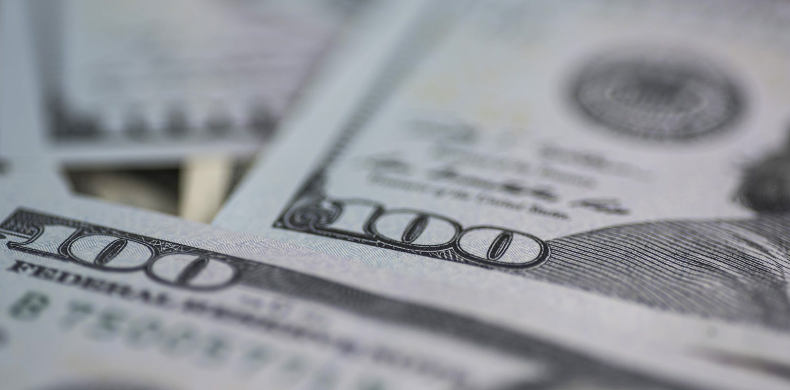 Șoc în China: O femeie a aruncat 160.000 de dolari de la balcon după scandal