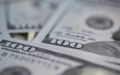 Șoc în China: O femeie a aruncat 160.000 de dolari de la balcon după scandal