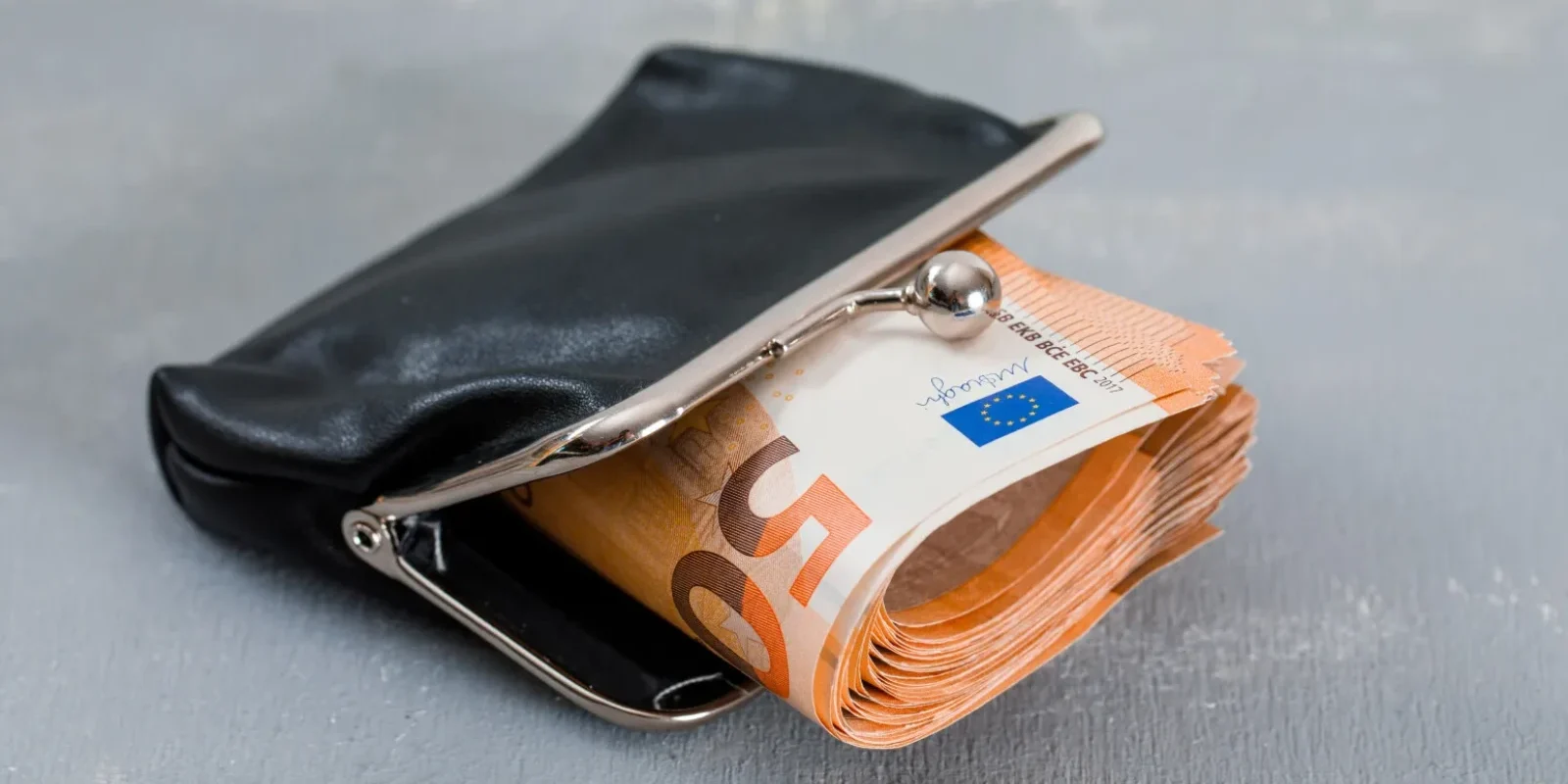 Străini prinși pe autostradă: Au furat o borsetă cu 60.000 lei, polițiștii au recuperat banii