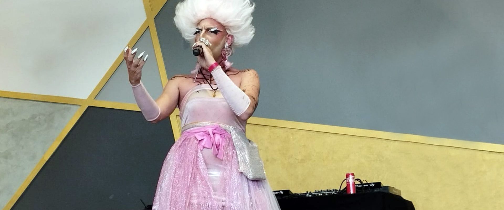 Beni Mihai, de la corul bisericesc la Drag Queen pop-rock ’80