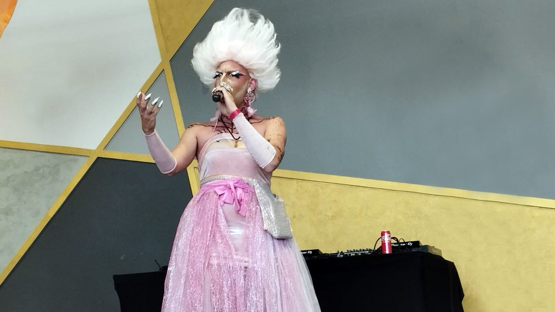Beni Mihai, de la corul bisericesc la Drag Queen pop-rock ’80