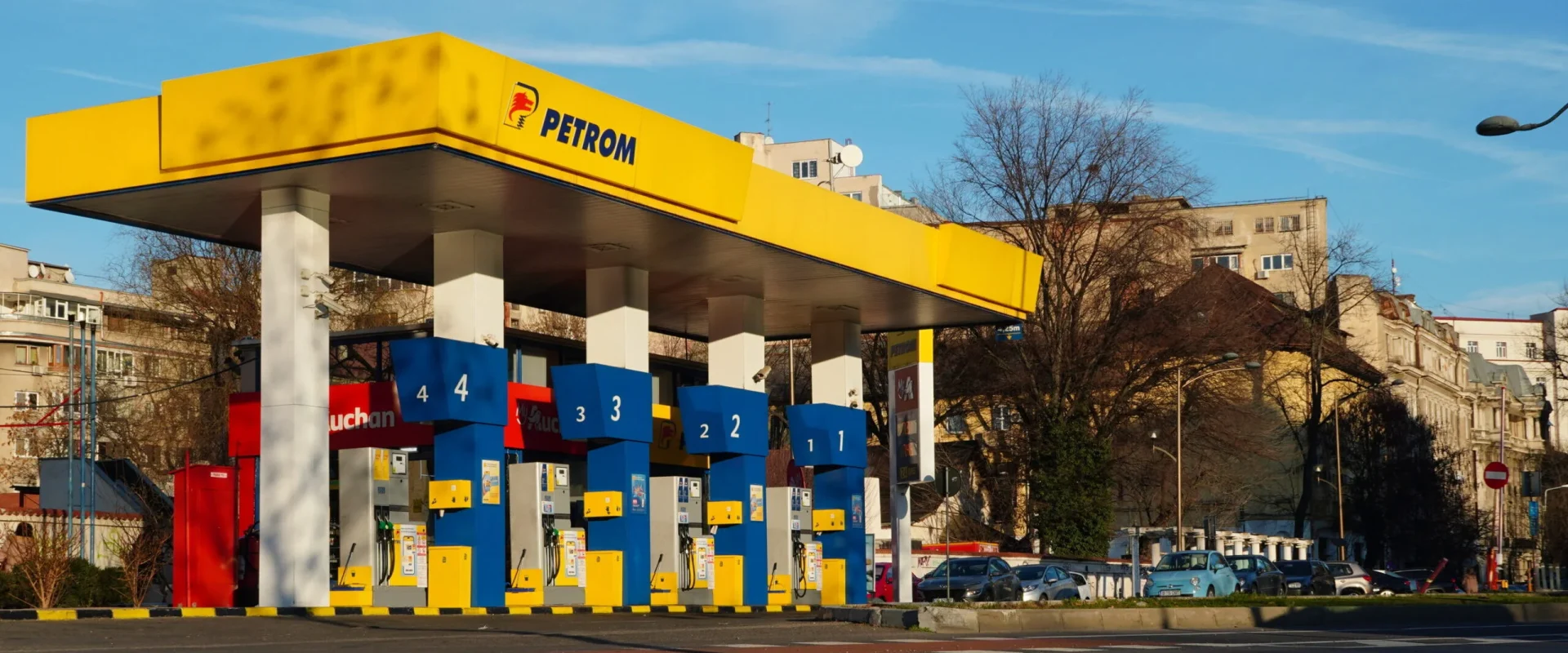 Prețul carburanților: Motorina și benzina se ieftinesc vineri în România. Cât plătești de Paște?
