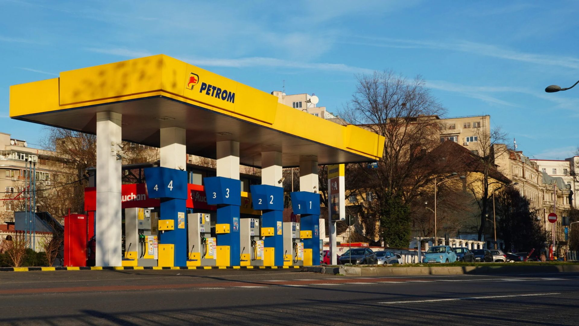 Prețul carburanților: Motorina și benzina se ieftinesc vineri în România. Cât plătești de Paște?