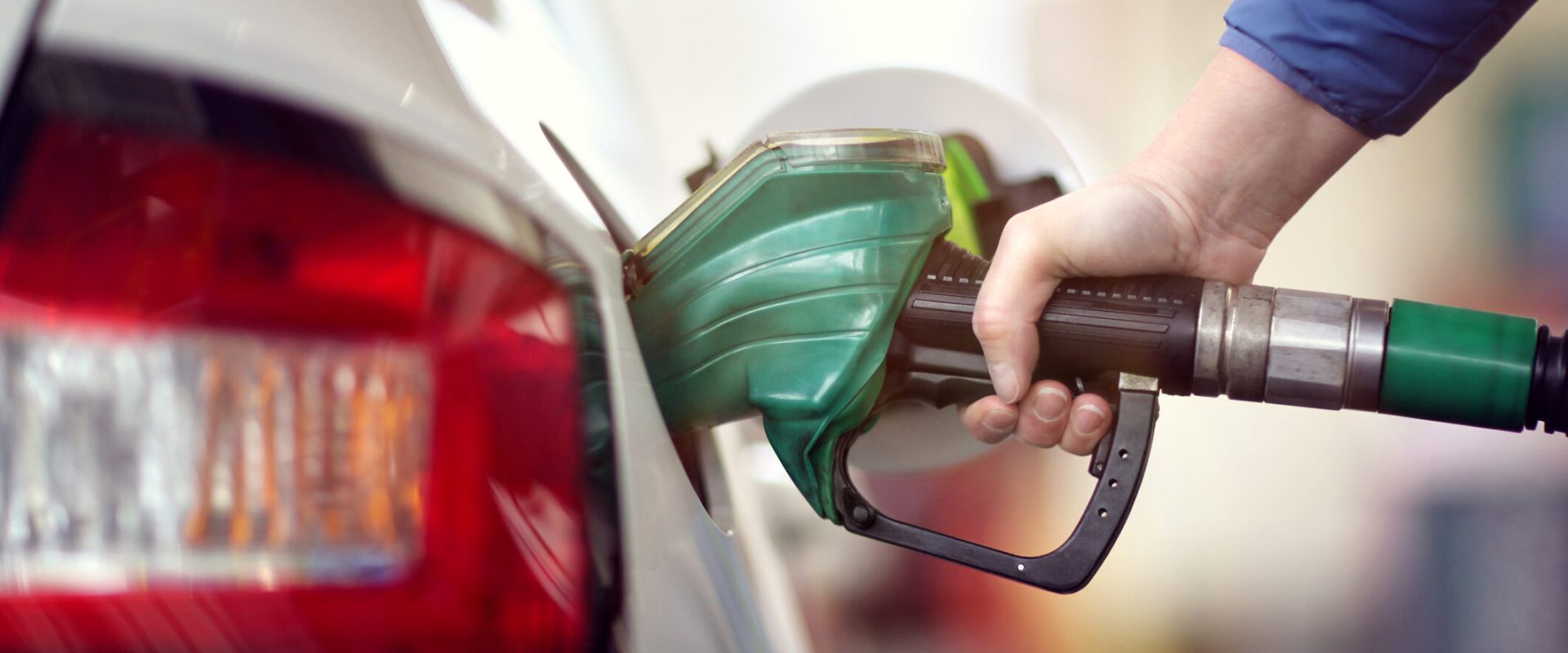 Scumpirea combustibilului lovește șoferii: Cum economisești bani la pompă Prețul benzinei și motorinei continuă să crească, punând o presiune considerabilă pe bugetele șoferilor români