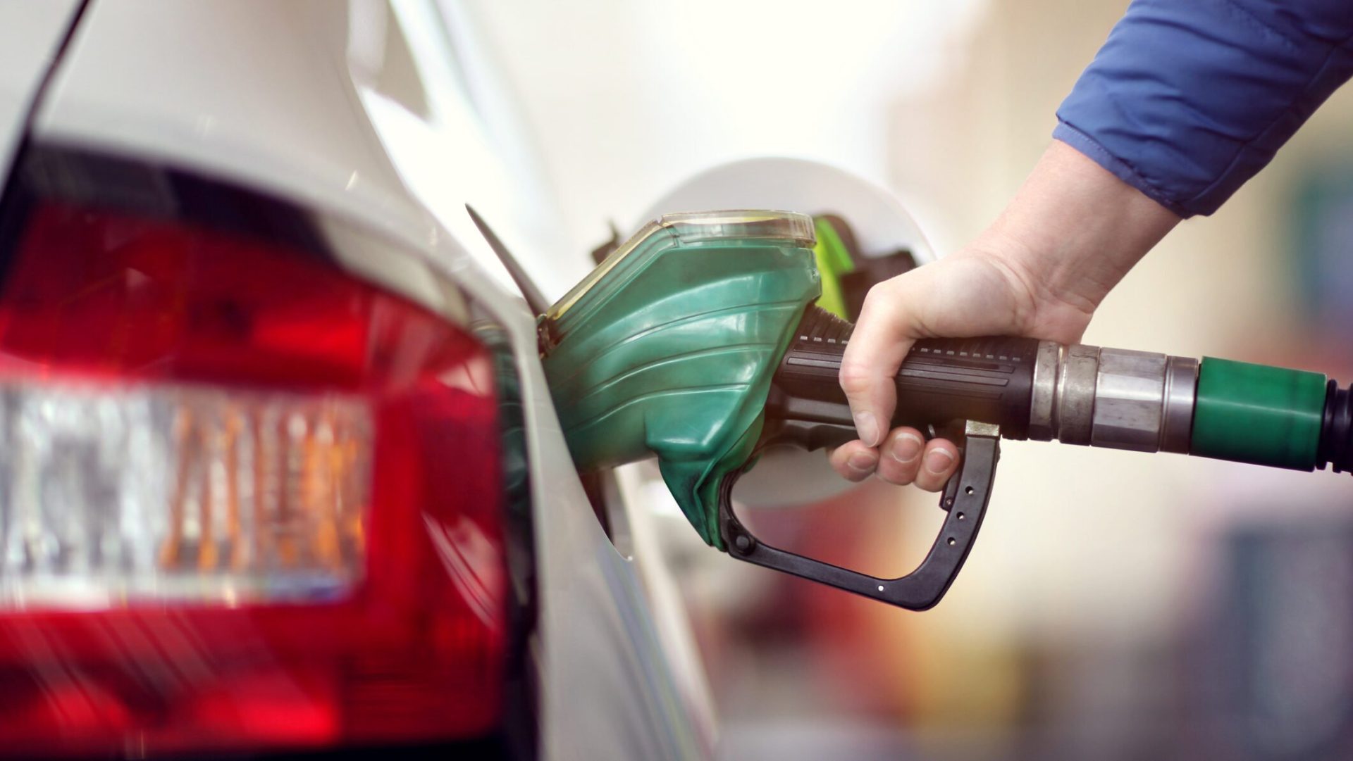 Scumpirea combustibilului lovește șoferii: Cum economisești bani la pompă Prețul benzinei și motorinei continuă să crească, punând o presiune considerabilă pe bugetele șoferilor români