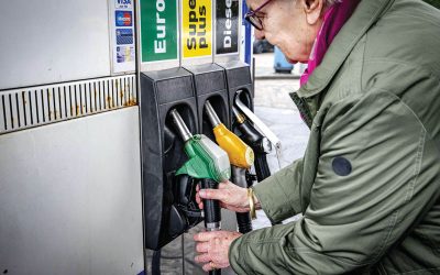 Proteste furioase în Irlanda: Poliția declară ilegale demonstrațiile anti-combustibil