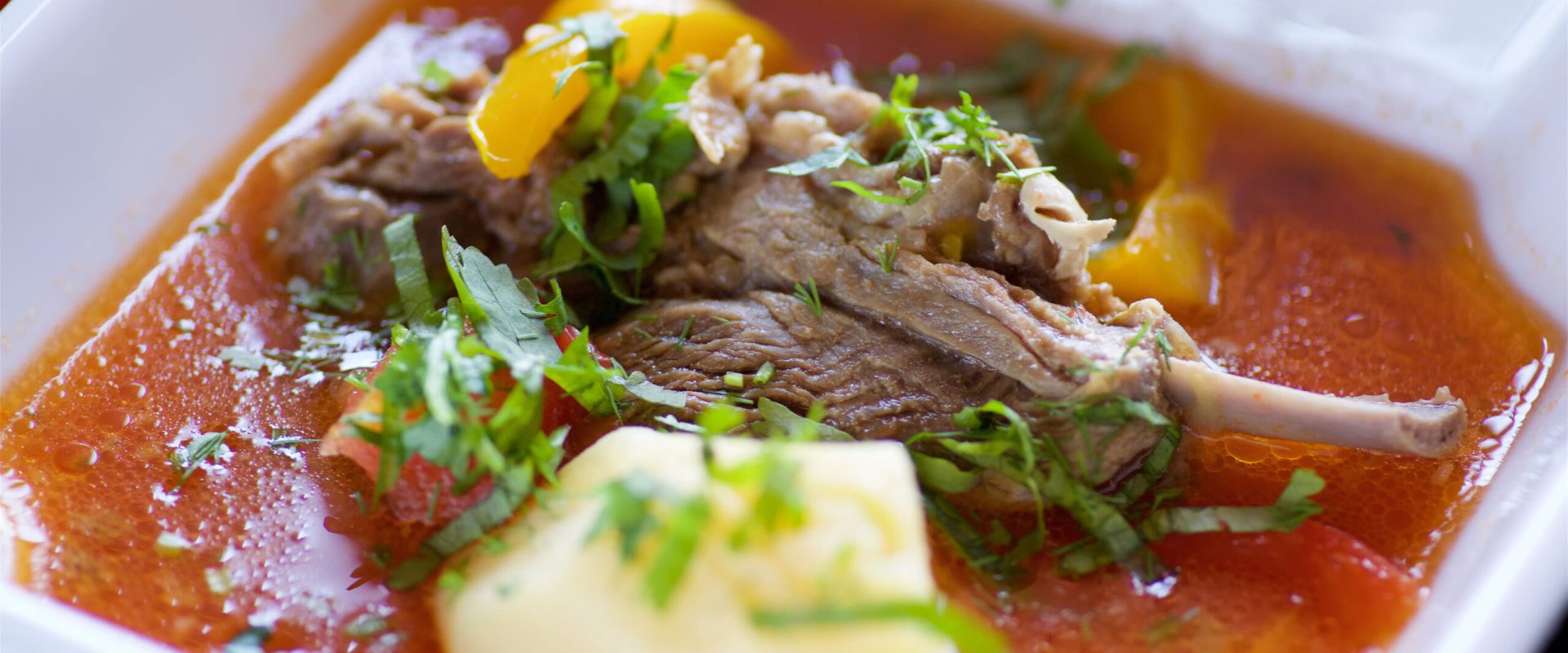 Borș de miel: Beneficii, riscuri și cum îl savurezi corect