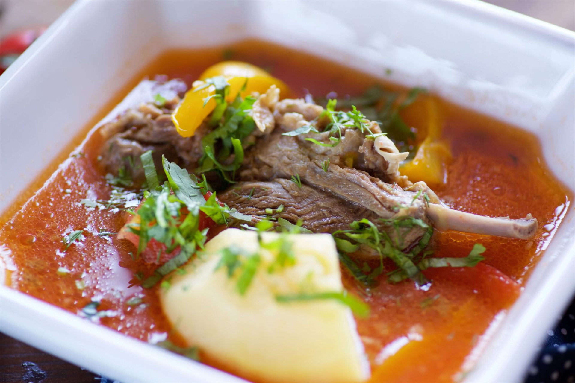 Borș de miel: Beneficii, riscuri și cum îl savurezi corect