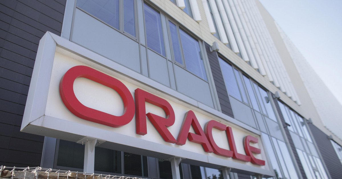 Oracle începe concedieri pe fondul investițiilor masive în inteligența artificială Compania americană de software Oracle a demarat un nou val de concedieri, afectând mii de angajați, pe măsură ce face investiții substanțiale în infrastructura dedicată inteligenței artificiale (IA)