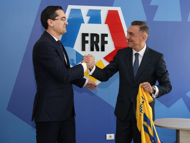 Ilie Dumitrescu dezvăluie numele noului selecționer al României Fostul mare fotbalist Ilie Dumitrescu a anunțat, în cadrul unei emisiuni televizate, numele celui care va prelua echipa națională de fotbal a României