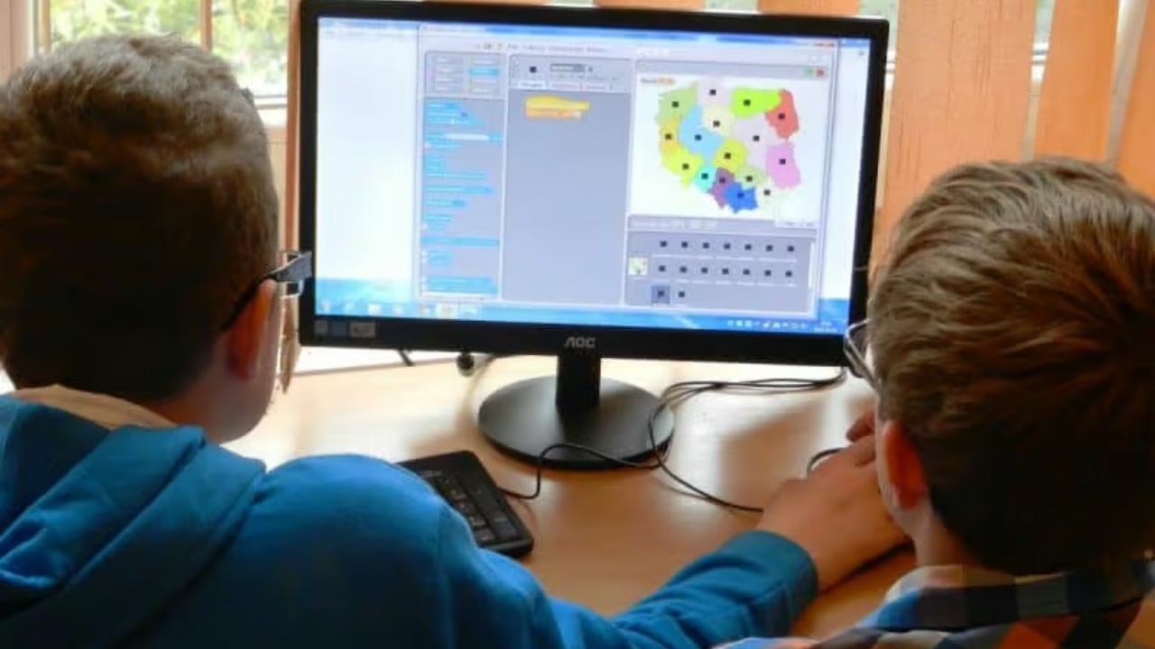 Înscrieri pentru vouchere de 200 de euro: Cine primește calculatoare noi