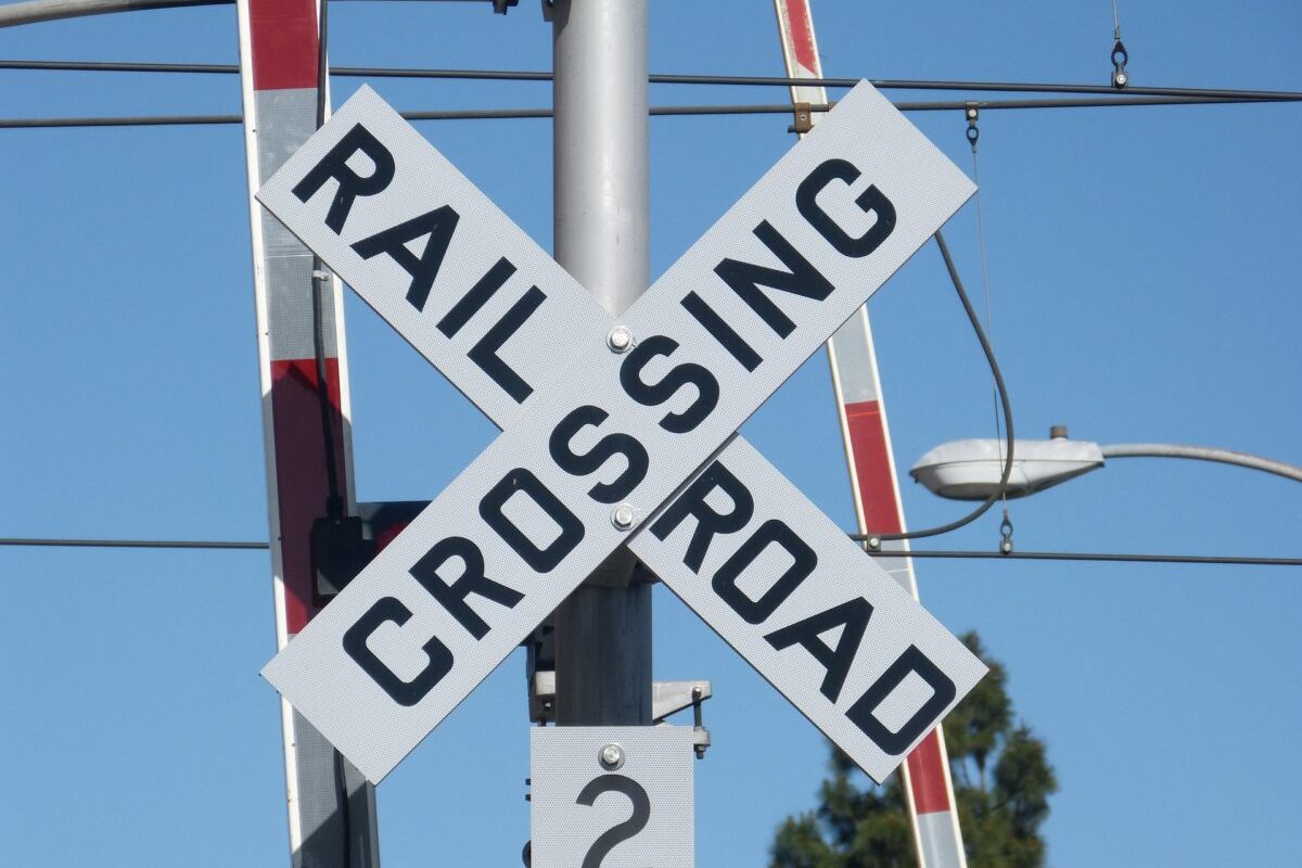 Autoturism autonom, escapadă la calea ferată: Anchetă după incident