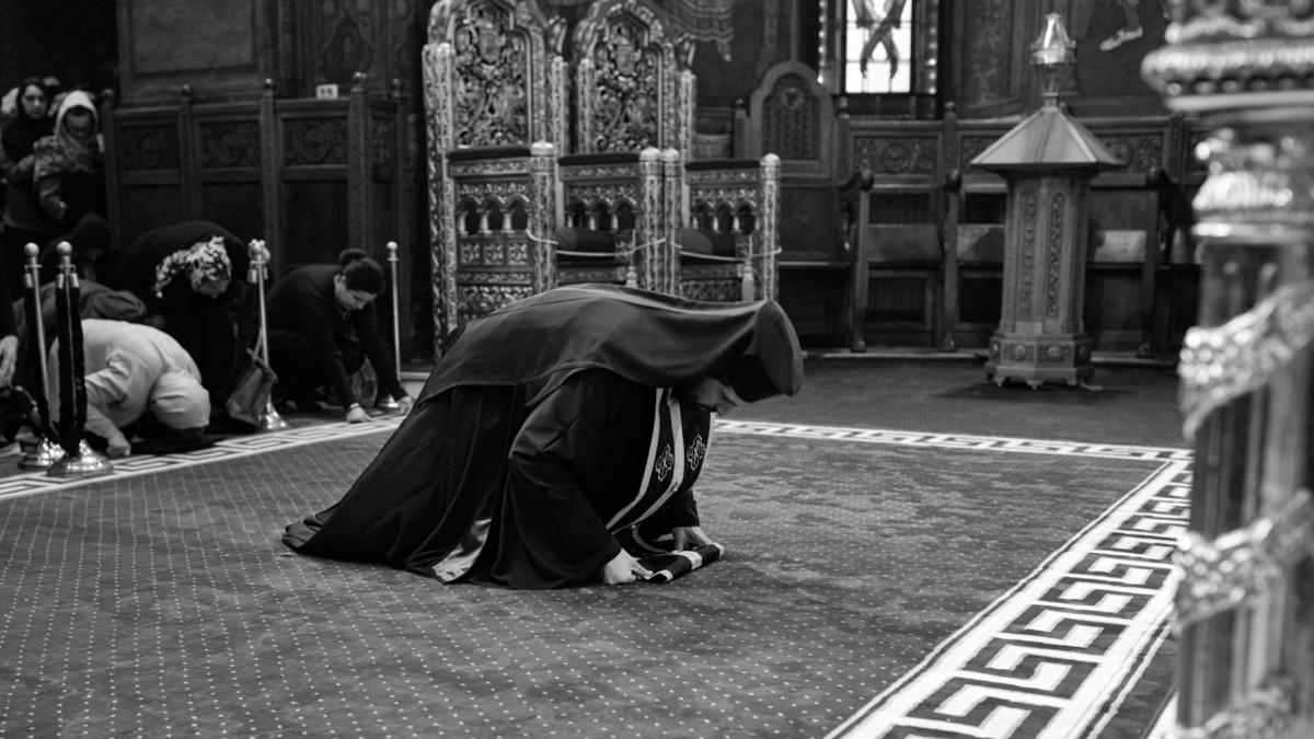 Când poporul trece pe sub masă de Paște 2026: Tradiție și mister