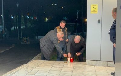 Candele aprinse în fața Spitalului Universitar București, pentru Mircea Lucescu