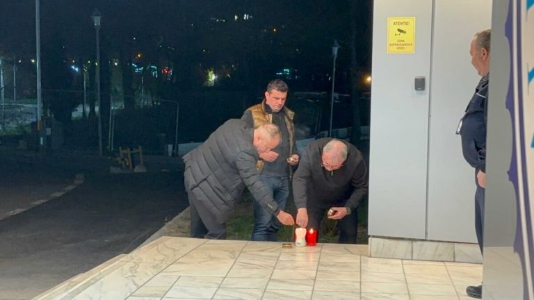 Candele aprinse în fața Spitalului Universitar București, pentru Mircea Lucescu