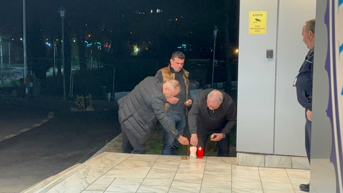 Candele aprinse în fața Spitalului Universitar București, pentru Mircea Lucescu