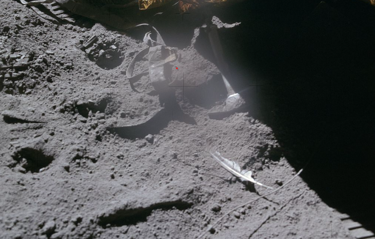 O pană de șoim pe Lună? NASA dezvăluie misterul unei fotografii