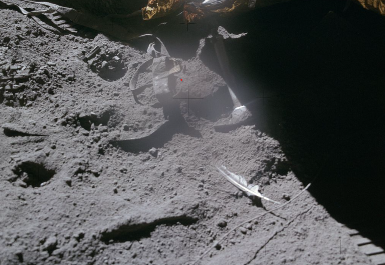 O pană de șoim pe Lună? NASA dezvăluie misterul unei fotografii