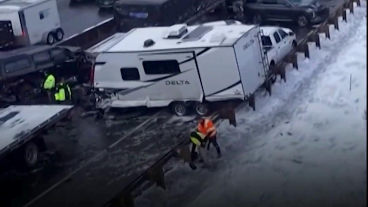 Carambol uriaș pe autostradă: Peste 70 de mașini, implicate în accident